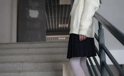 女孩迈开腿喂男孩吃草莓膀胱